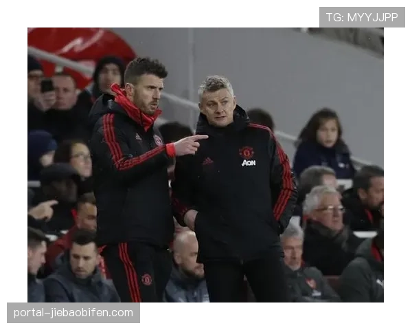 转播镜头:天空体育给出战术热图对比,显示曼联中场与后卫线距离过大