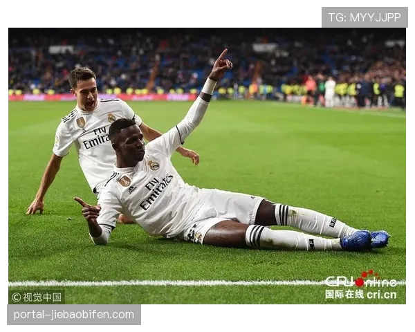 特写:维尼修斯突破造点后亲自命中,伯纳乌球场陷入沸腾 特写:维尼修斯突破造点后亲自命中,伯纳乌球场陷入沸腾